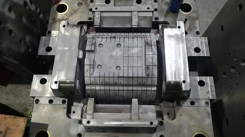 双色模具加工：揭秘其技术要点与选型逻辑