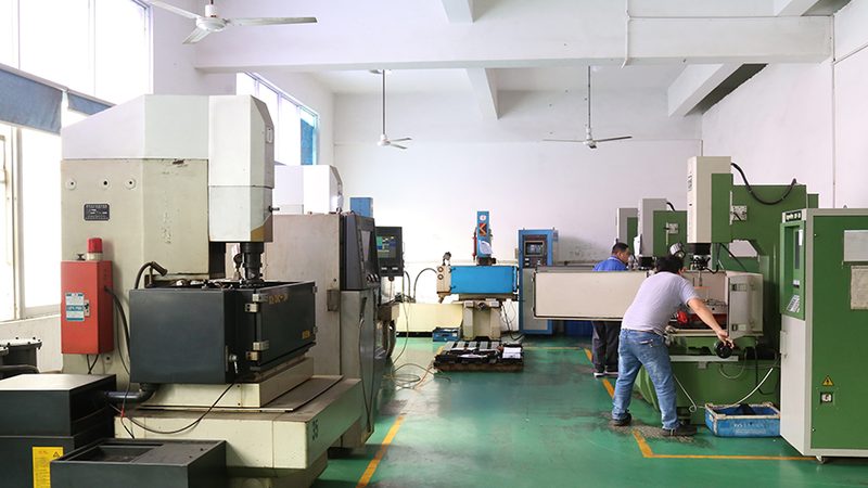 塑胶模具尺寸精度影响因素解析